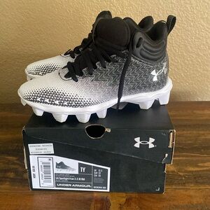 Under Armour boys Football Spotlight 3.0 JR RM cleats 1Y